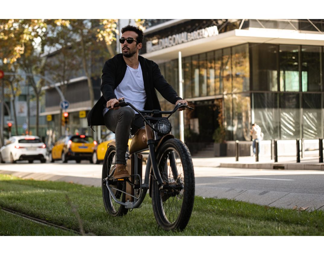 image shows: Rayvolt Cruzer Electric Bicycle Lifestyle 3