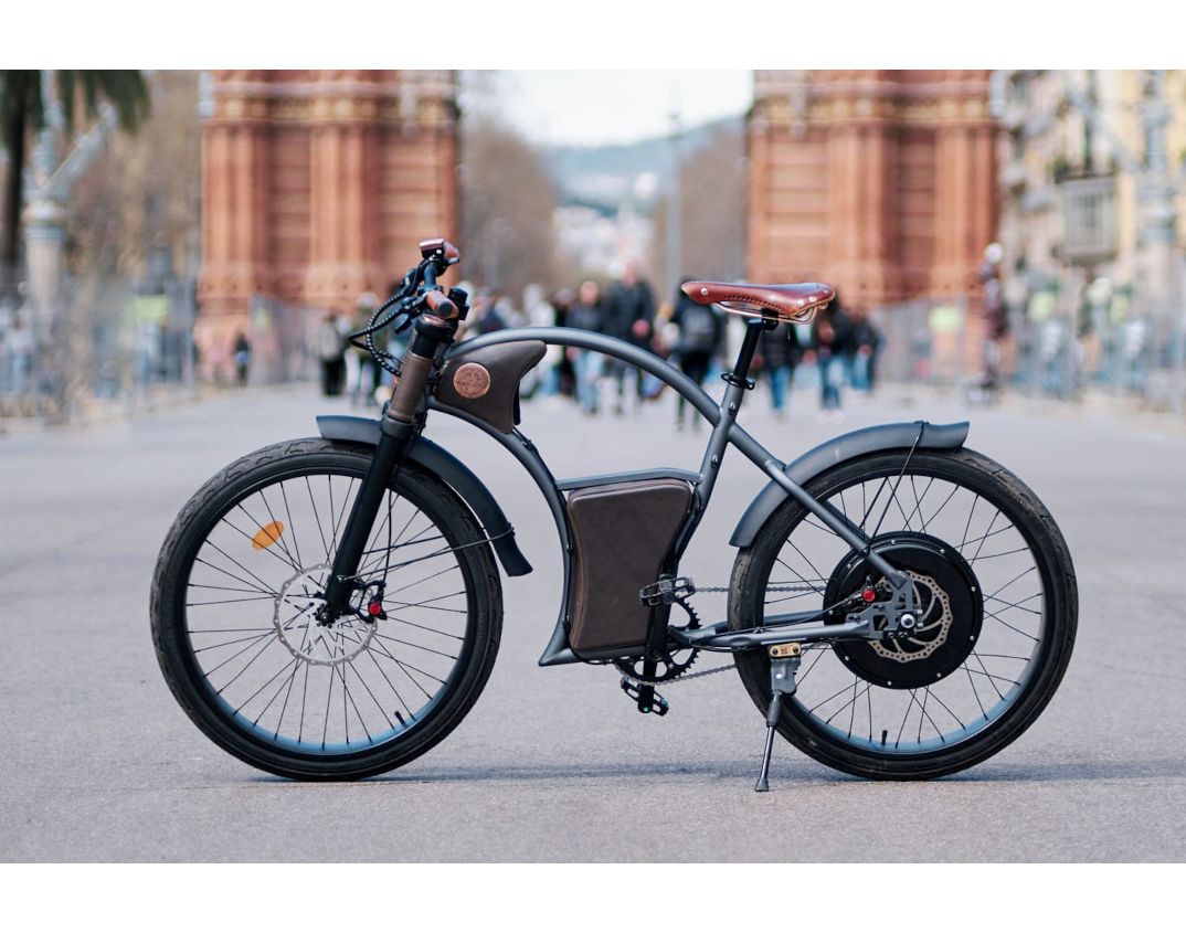 image shows: Rayvolt Torino Electric Bicycle Lifestyle001